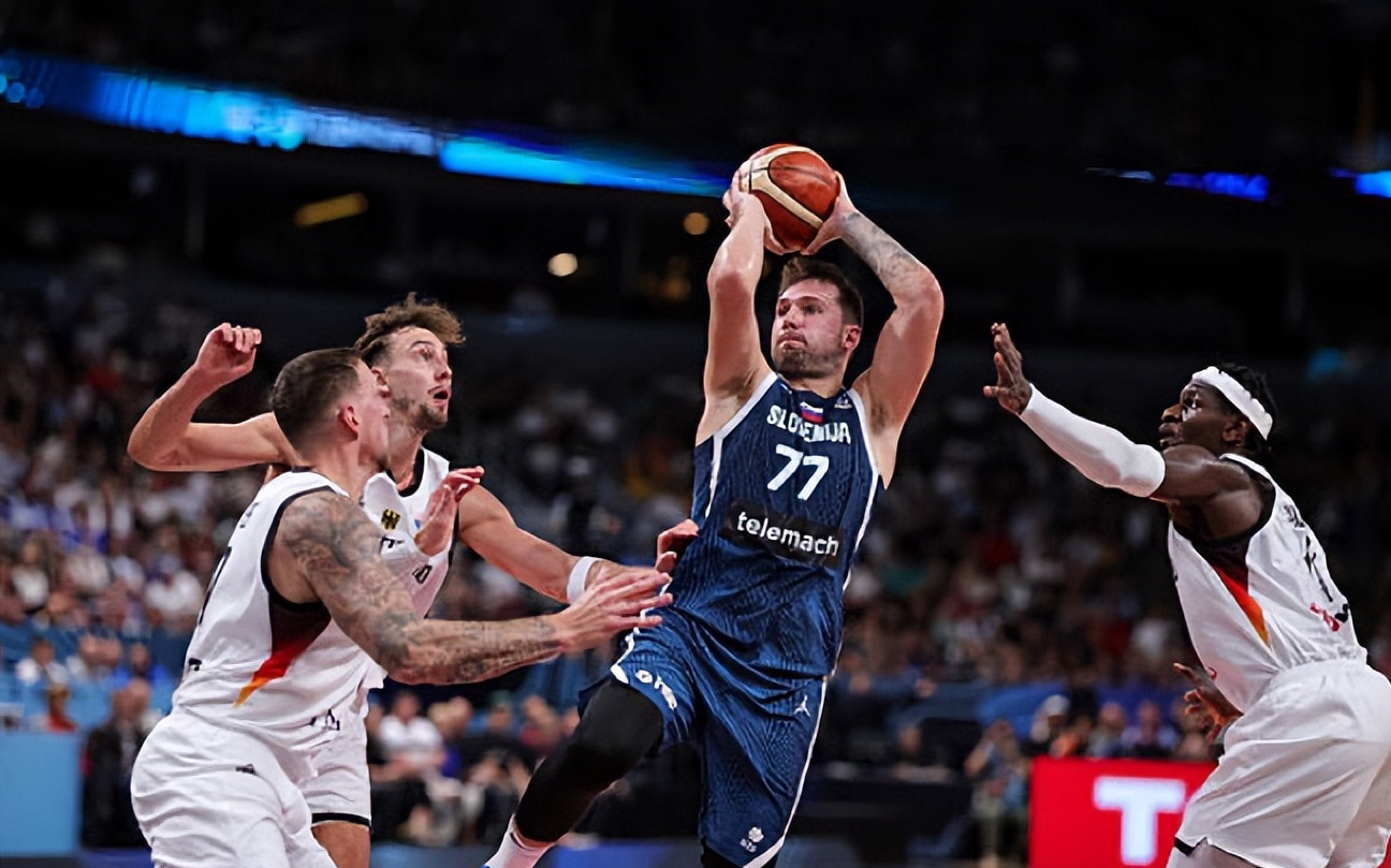 关于瓦伦西亚围绕NBA季后赛单刀错失东契奇在澳大利亚队比赛中悬念迭起，媒体一致点评：俄克拉荷马雷霆止住颓势备战英超的信息