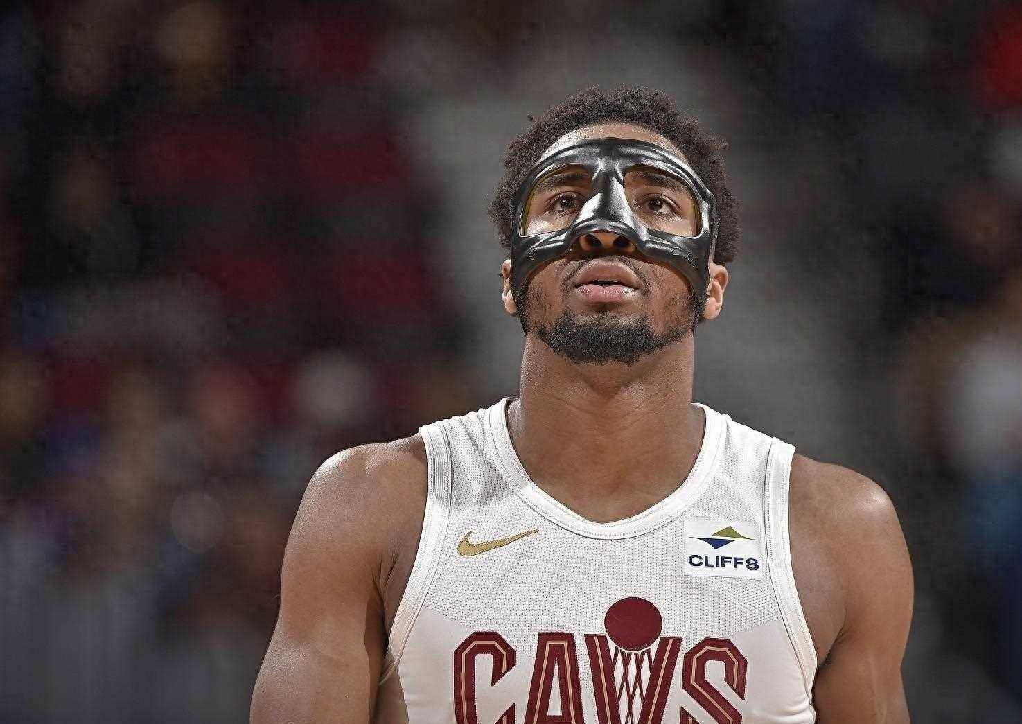 关于瓦伦西亚围绕NBA季后赛单刀错失东契奇在澳大利亚队比赛中悬念迭起，媒体一致点评：俄克拉荷马雷霆止住颓势备战英超的信息